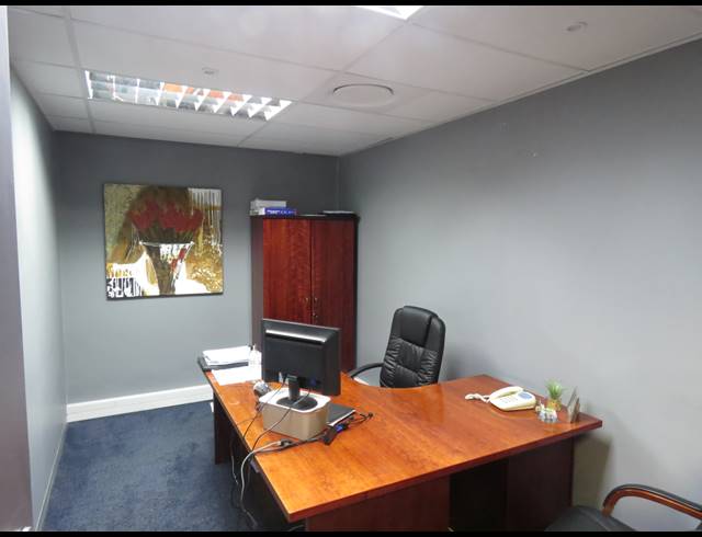 305M² OFFICE TO LET IN SOMERSET WEST MALL TRIANGLE